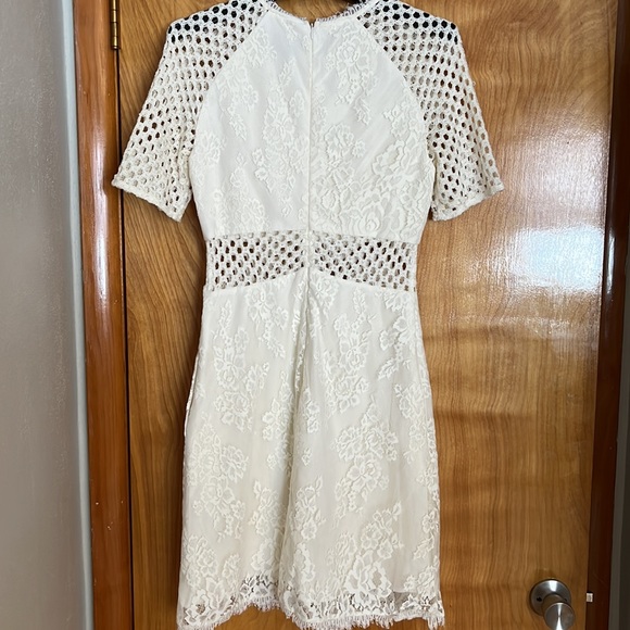 Beautiful lace and crochet dress - Picture 3 of 3